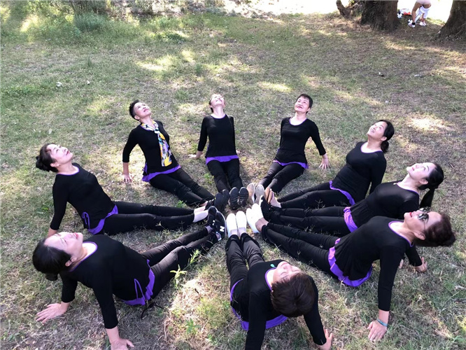 大理老年大學震東分校瑜伽班在生態(tài)廊道配合央視拍攝大理生態(tài)文明建設成果